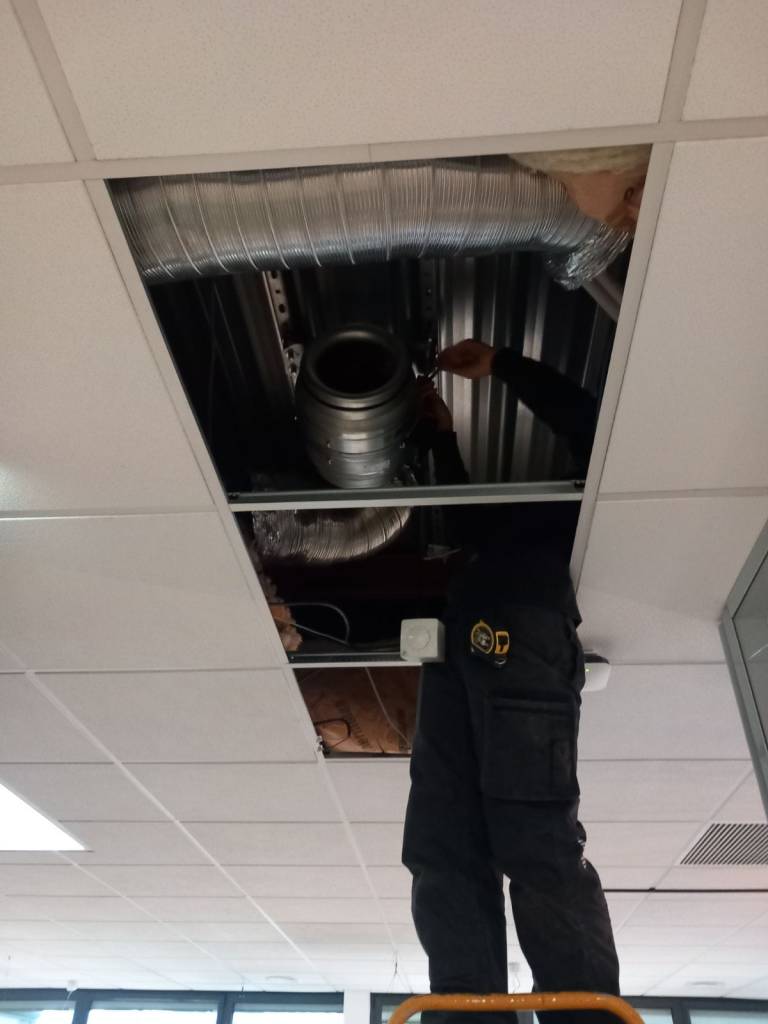 Changement d'un moteur VMC double flux dans des bureaux sur Dardilly.