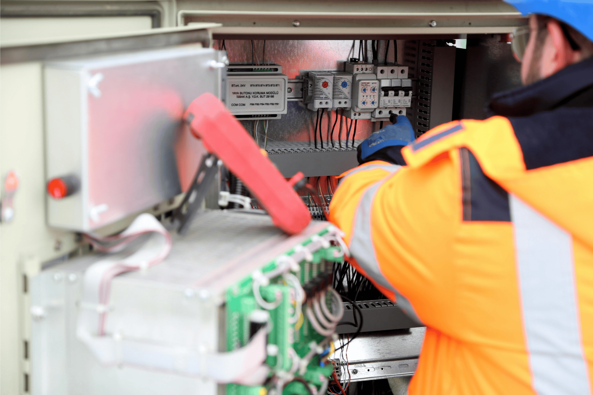 photo d'un technicien intervenant sur une armoire électrique - Foray Perraud Électricité