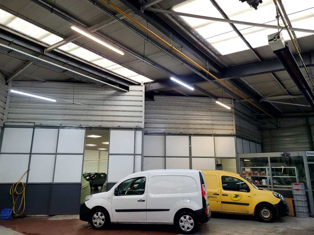 Préparation d'un chantier de pose de bornes de recharge électrique dans une concession automobile en Saône et Loire.