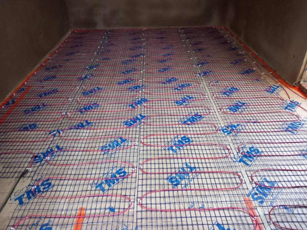 Réalisation d'un plancher rayonnant pilotable depuis une commande centrale dans les environs de Châtillon-sur-Chalaronne.