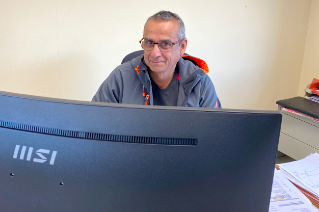 sylvain antoine, dirigeant de la société Foray Perraud Electricité, assis à son bureau