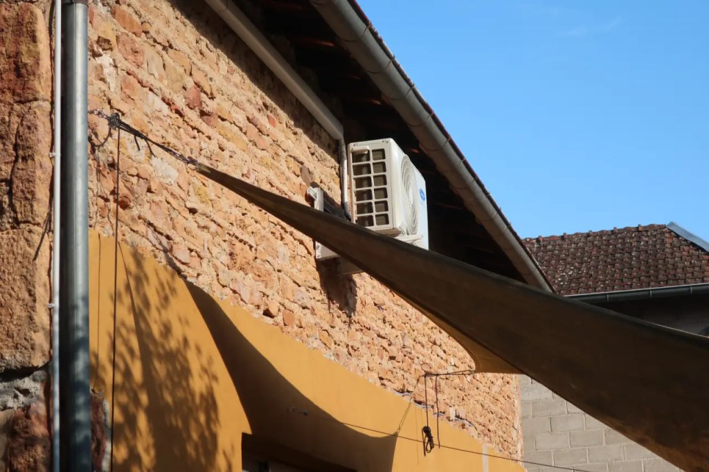 Unité extérieure d'une climatisation installée sur le mur d'un particulier dans le Rhône.