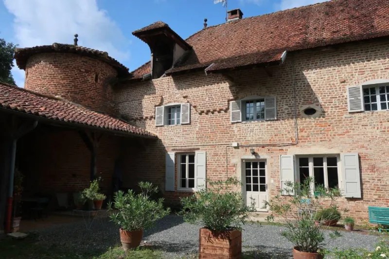 Rénovation du système électrique d'une maison forte dans l'Ain.